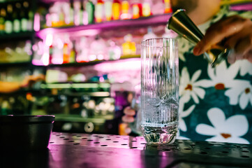 man hand bartender making cocktail in glass on the bar counter