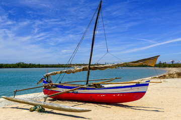 Pirogue &agrave; balancier sur une plage de Madagascar