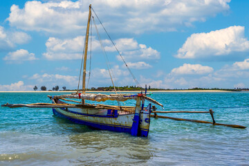Pirogue &agrave; balancier sur une plage de Madagascar