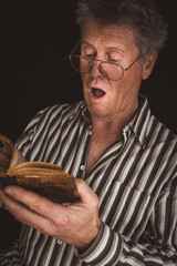 Mann mit Buch