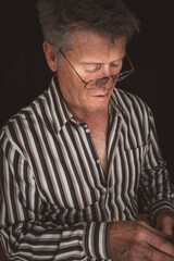 Mann mit Buch