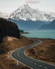 Stickers pour porte Aoraki/Mount Cook Scenic winding road along Lake Pukaki to Mount Cook National Park, South Island, New Zealand during cold and windy winter morning. One of the most beautiful viewing point of Aoraki Mount Cook.