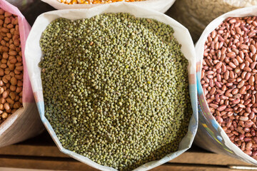 Sack mit Linsen auf dem Basar