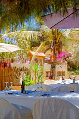 Terrasse d'un restaurant dans un jardin tropical