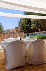 Terrasse d'un restaurant dans un jardin tropical