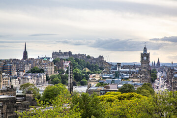 Obraz premium Aerial view of the city of Edinburgh from Calton Hill