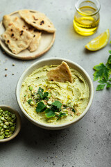 houmous crémeux fait maison vert pois chiches, sésame et pois cassé