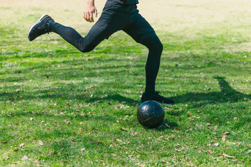 サッカーボールを蹴る男性の足