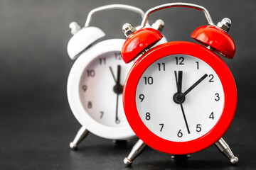 Two clocks white and red on a dark black background. Mention of personal care and health schedule, reminder of medicines and physical exercise for rheumatism, arthrosis and labyrinthitis.