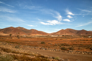 Fototapeta na wymiar karge Einöde auf Fuerteventura vor einer Bergkette