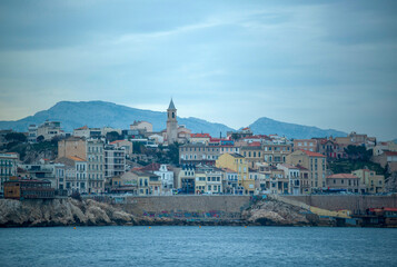 Naklejka premium Vue panoramique sur la ville de Marseille depuis le large