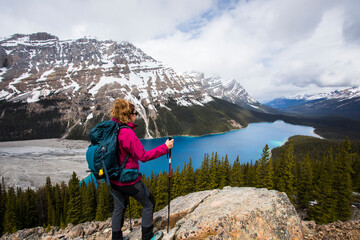 Naklejka premium Young woman in Peyto lake, Banff National Park, Canada