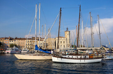 Voiliers amarrés dans un port