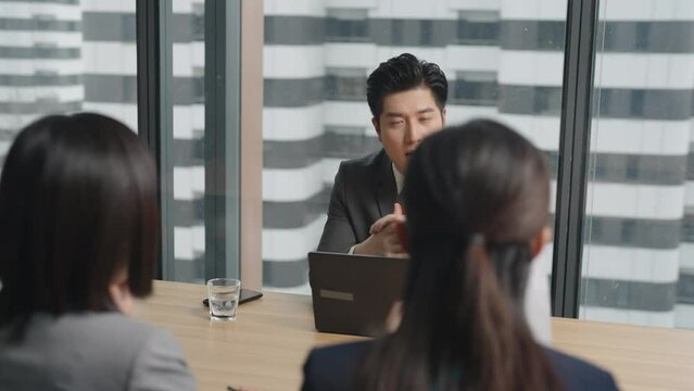 Confident business people having a meeting,4K