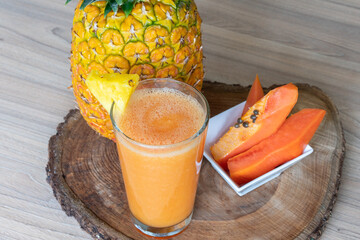 Batido saludable de piña, papaya y banano - Healthy pineapple, papaya and banana smoothie © JuanPablo