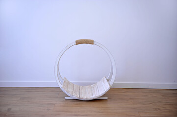 suporte de madeira circular em parede branca minimalista 