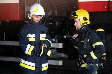 firemen leaving the station equipped and with the tools for the extinction of the fire