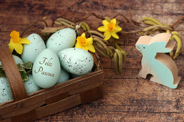 Tarjeta de felicitación Feliz Pascua: cesta de Pascua con huevos de Pascua verdes y un huevo de...