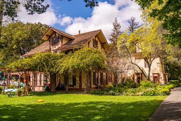 Obraz premium Historic mansion in Shinn Historical Park and Arboretum.