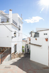 Vista de un tipico pueblo blanco de la provincia de Málaga al sur de España con casas blancas y cielos azules.