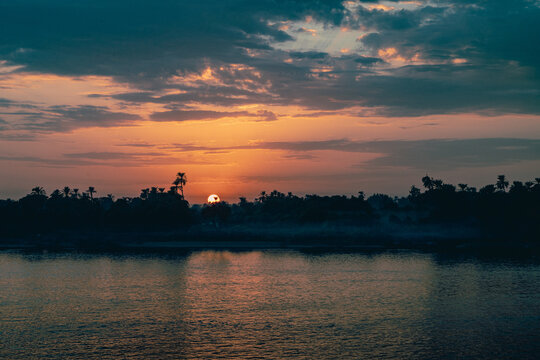 Sunset from the Nile River.. Puesta de sol desde el rio Nilo.