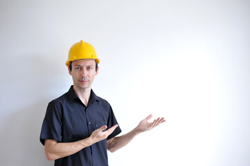 profissional da construção civil, engenheiro de sucesso com chapéu amarelho de segurança no...