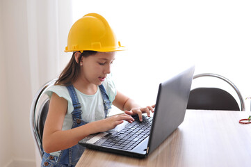 pequena crian&ccedil;a brincando de engenheira civil tento sucesso nos neg&oacute;cios com capacete de seguran&ccedil;a no trabalho 