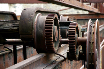 Anciens rouages dans une usine désaffectée