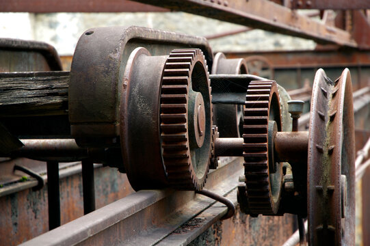 Anciens rouages dans une usine d&eacute;saffect&eacute;e