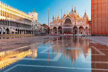 Piazza San Marco, St Mark Square at sunrise, deluged by flood water during High water, Venice, Italy - obrazy, fototapety, plakaty