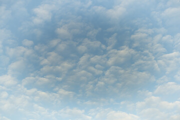 Piękne puszyste białe chmury na tle niebieskiego nieba