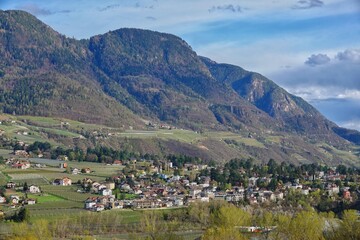 Fototapeta na wymiar Weitwinkelaufnahme von Obermais, einem Stadtteil von Meran in Südtirol.
