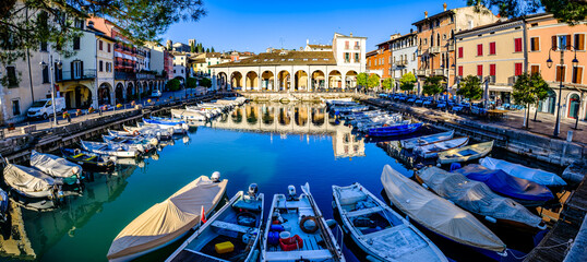 Fototapeta na wymiar old Town and port of Desenzano at the Lago di Garda
