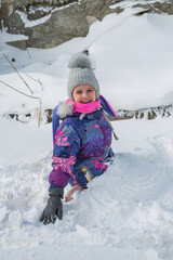 Fototapeta na wymiar little child playing in snow