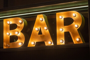 PALABRA BAR CON LETRAS CORPOREAS CON LUCES EN SU INTERIOR 