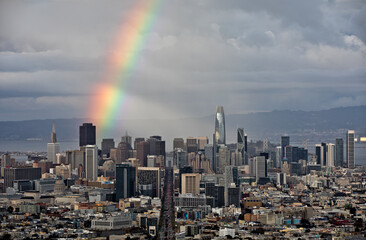 Blick von Twin Peaks auf die Skyline von San Francisco, während über der Stadt ein Regenbogen erscheint 
