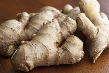 Pile of whole ginger.