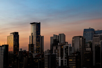 Fototapeta premium Vista do pôr do sol com os Edifício dos bairros da Vila Olimpia e Itaim Bibi, São Paulo, Brasil