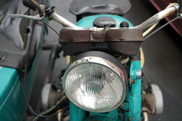 Altes Motorradgespann mit Zweizylinder Boxermotor aus der ehemaligen Sowjetunion in leuchtendem...