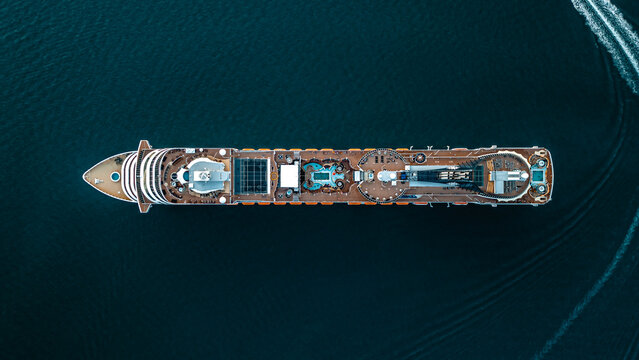 Ilha Oceano Atl&acirc;ntico Paisagem Ilhabela S&atilde;o Paulo MSC Cruzeiro Navio Cargueiro Porto S&atilde;o Sebasti&atilde;o Balsa C&eacute;u Mar Navega&ccedil;&atilde;o Navegar Transporte Aquatico Litoral F&eacute;rias Viagem Viajar Turismo Drone A&eacute;reo 