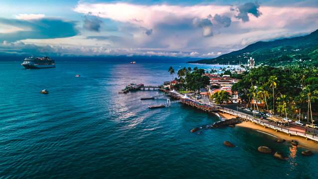 Ilha Oceano Atl&acirc;ntico Paisagem Ilhabela S&atilde;o Paulo MSC Cruzeiro Navio Cargueiro Porto S&atilde;o Sebasti&atilde;o Balsa C&eacute;u Mar Navega&ccedil;&atilde;o Navegar Transporte Aquatico Litoral F&eacute;rias Viagem Viajar Turismo Drone A&eacute;reo 