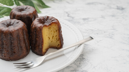 お皿の上のカヌレ