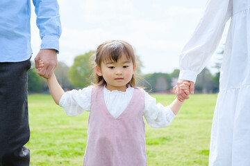 Fototapeta premium 公園で手を繋ぐ親子