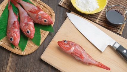 まな板の上の新鮮な魚｜キチジ(キンキ)の調理　イメージ