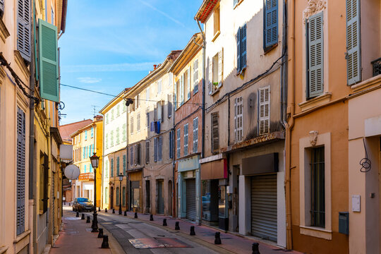 Fototapeta View of typical narrow streets in small medieval French township of Brignoles on sunny autumn day, Var department.