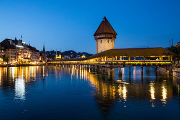 Obraz na płótnie Canvas The beautiful wooden Chapel Bridge (Kapellbrucke) in Lucerne, Switzerland