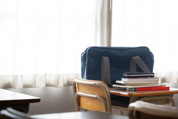 大学受験や放課後の学校の教室のイメージ