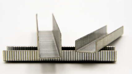 Grapas industriales viejas