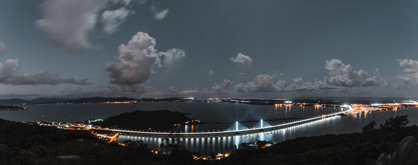 Panorâmica da Ponte Anita Garibaldi, em Laguna - SC - Brasil. Auto estrada. Foto noturna. © JBLostada