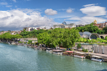 Fototapeta na wymiar The Kura (Mtkvari) River in Old Town of Tbilisi, Georgia